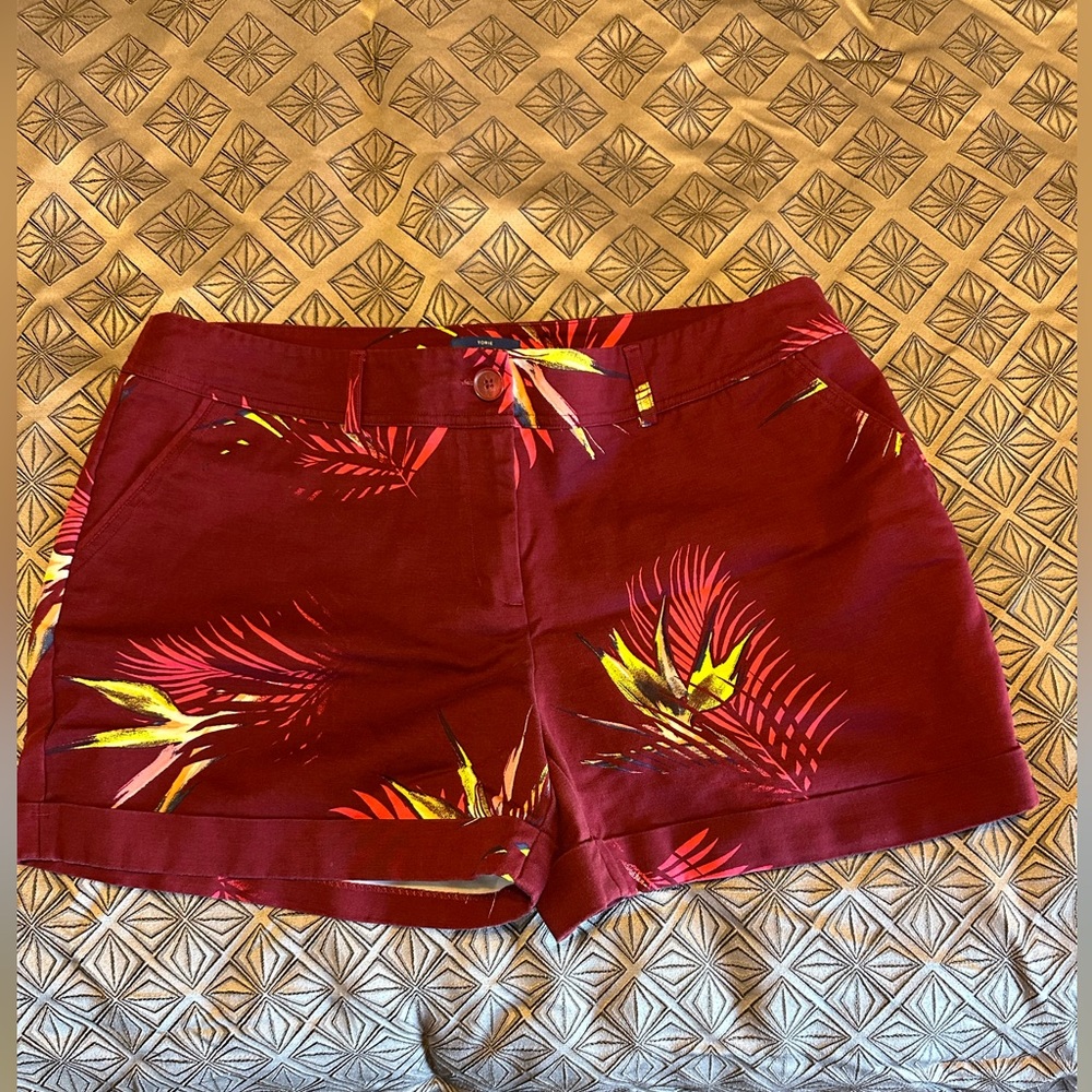 Women’s Apt. 9 Torie shorts burgundy with floral bird of paradise print. Size 18